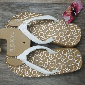 NEW! 🏖Roxy White and Tan Flip Flops